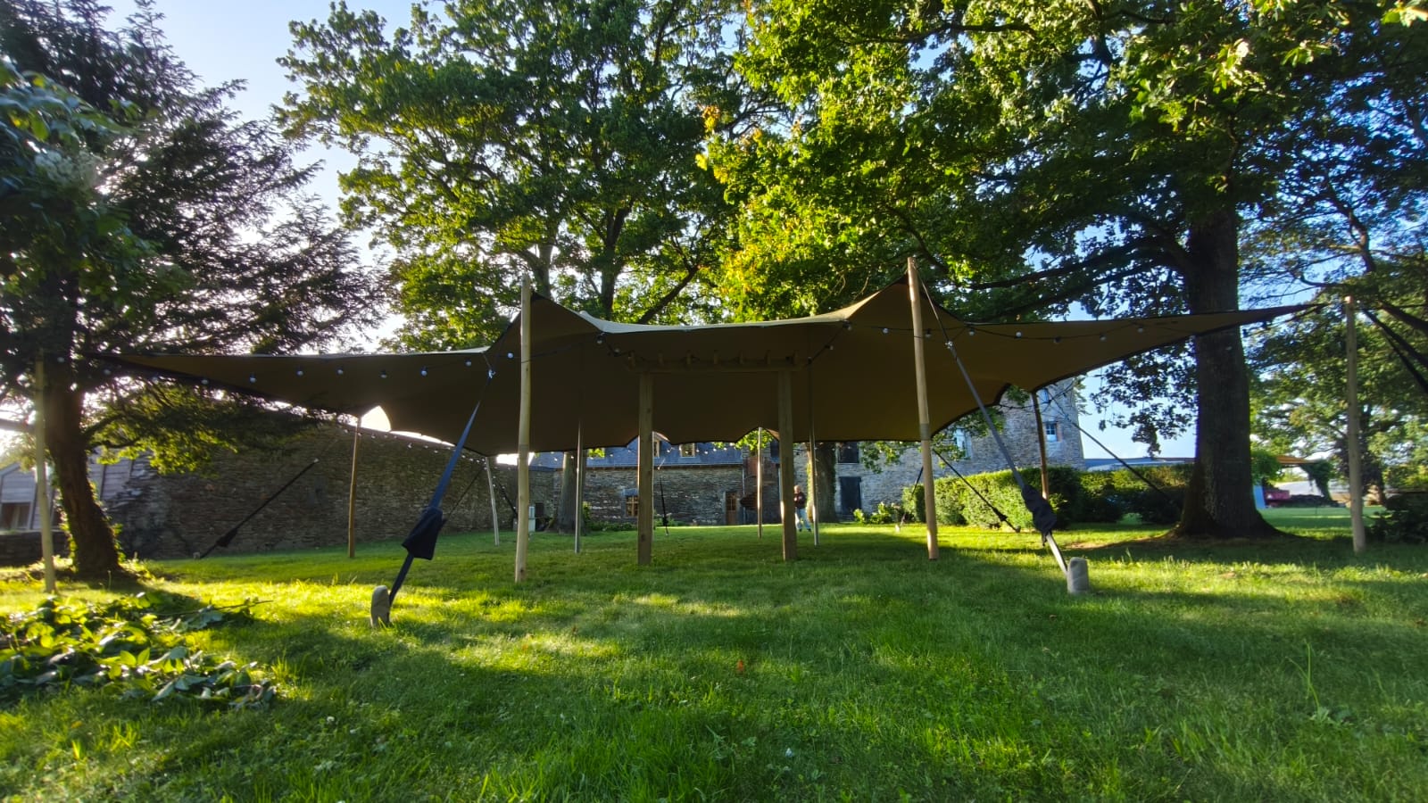Tente stretch intégrée dans un espace naturel pour événement extérieur